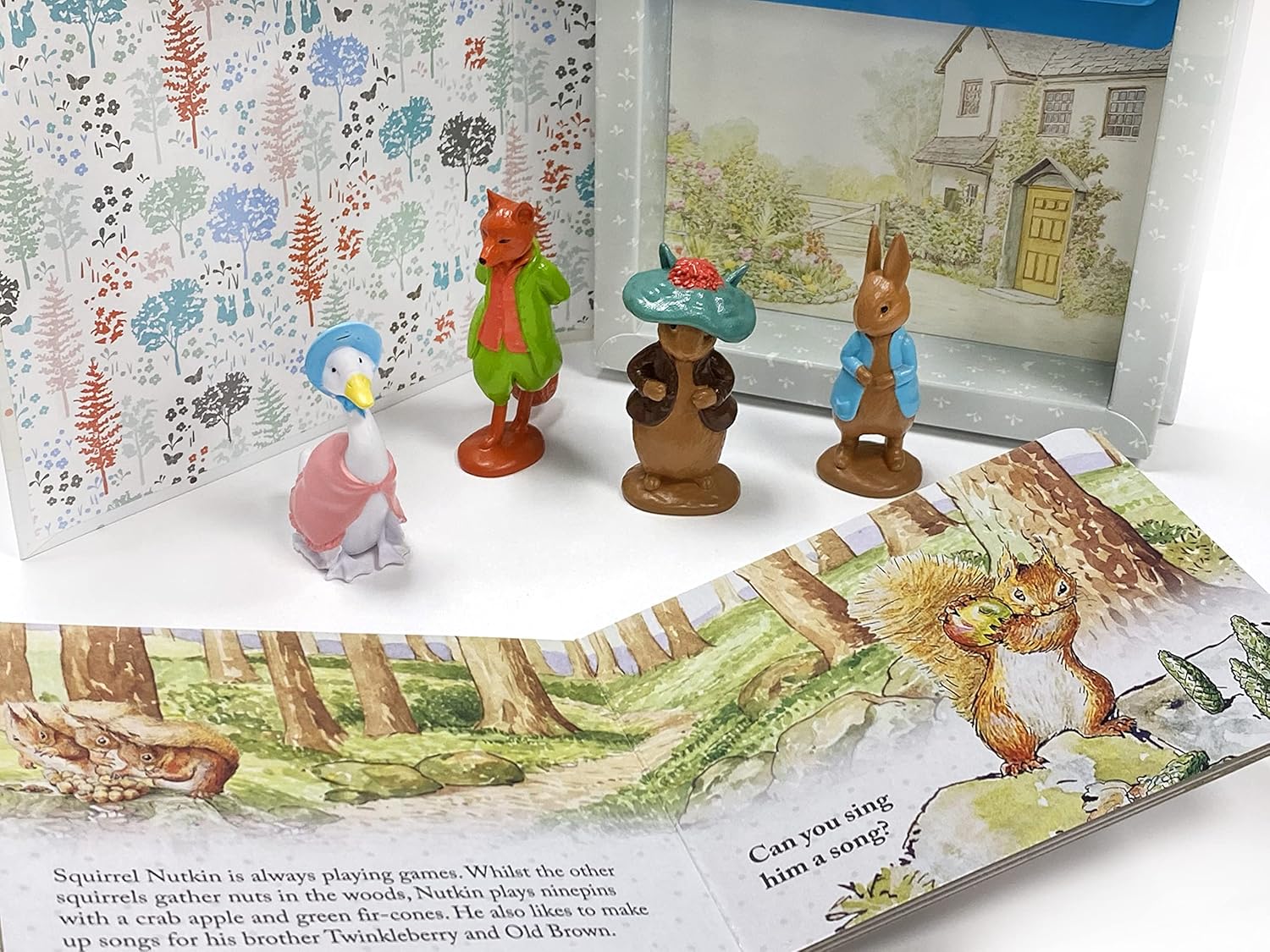 The World of Beatrix Potter / Peter Rabbit Tattle Tales (Board Book)